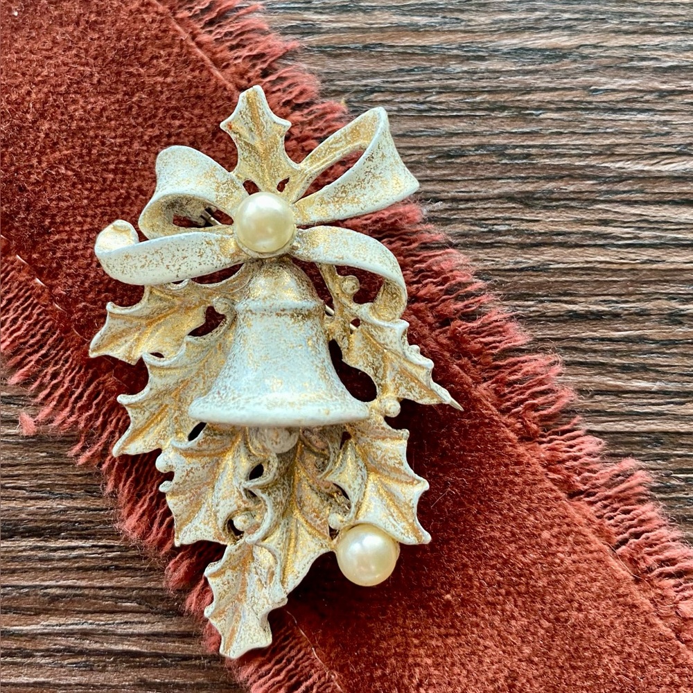 Vintage Signed 1970’s Gold Bells & Holly Brooch with Pearls